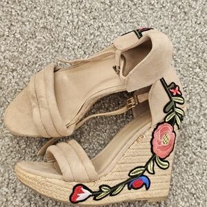 Embroidered Wedge Sandals - Tan